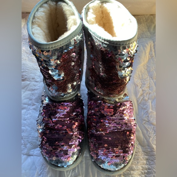 UGG COLOR CHANGING SEQUENCE BOOTS 7 - Picture 1 of 8
